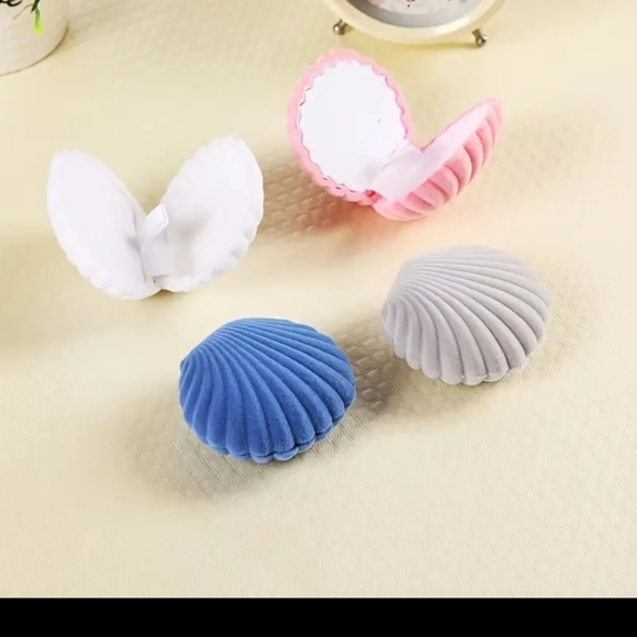 🌷🌷HOST PICK 🌷🌷 Tulip Stud Earrings - Picture 6 of 6